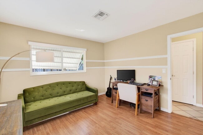 Building Photo - 301 SE 8th Ave