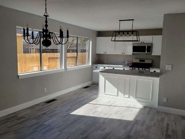 Building Photo - Beautiful Remodeled 4 Bedroom in Sparks