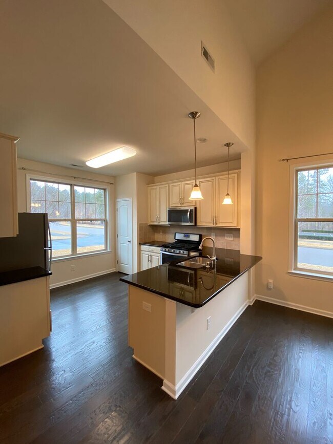 Building Photo - Beautiful 3 bed, 2.5 bath end unit townhome close to Duke!