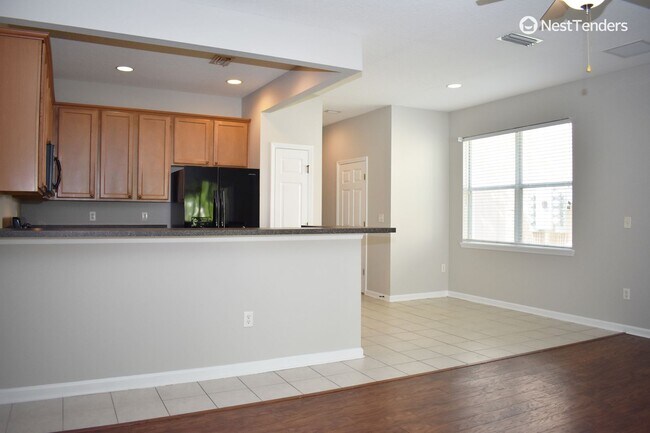 Building Photo - Three Bedroom in Cambridge at Oak Leaf Pla...