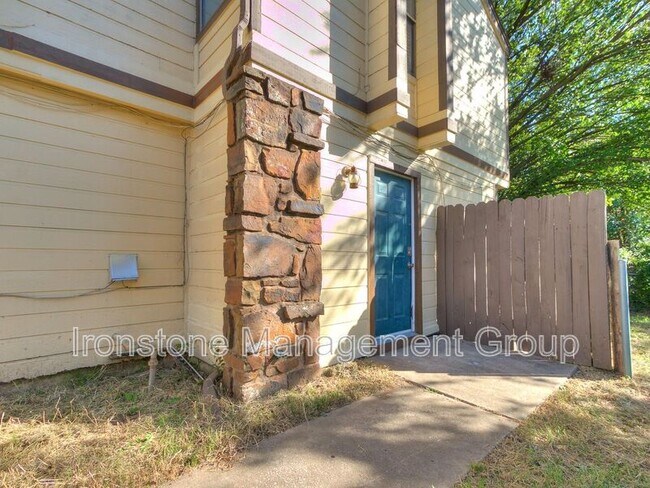 Building Photo - 1113 W Fulton St