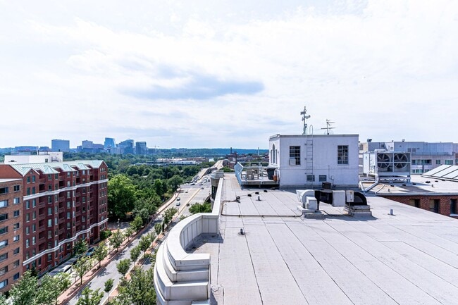 Building Photo - Beautiful One Bedroom in the Heart of Foggy Bottom| Water and Gas Included!