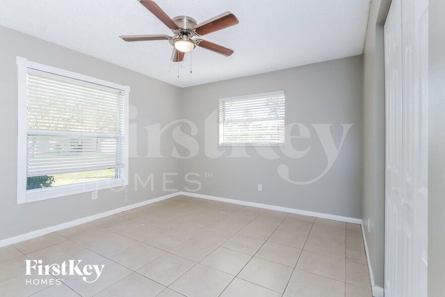 Building Photo - 650 NW Selvitz Rd