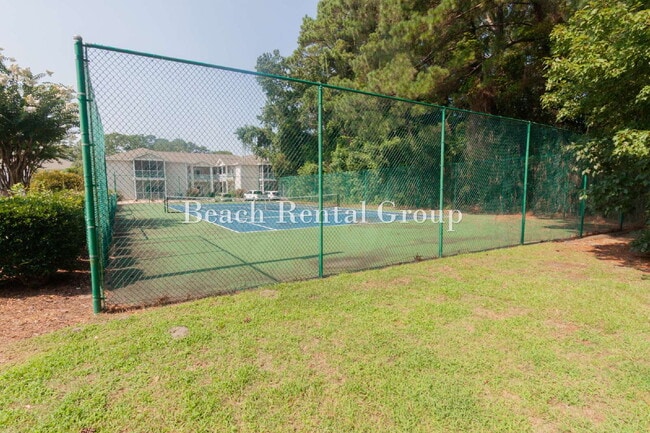 Building Photo - Open and Inviting End Unit