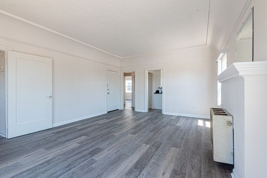 Building Photo - 4915 San Vicente Blvd