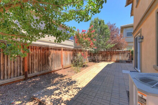 Building Photo - 453 Tulip Ct