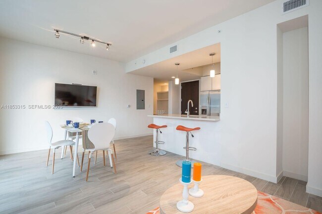 Building Photo - 999 SW 1st Ave