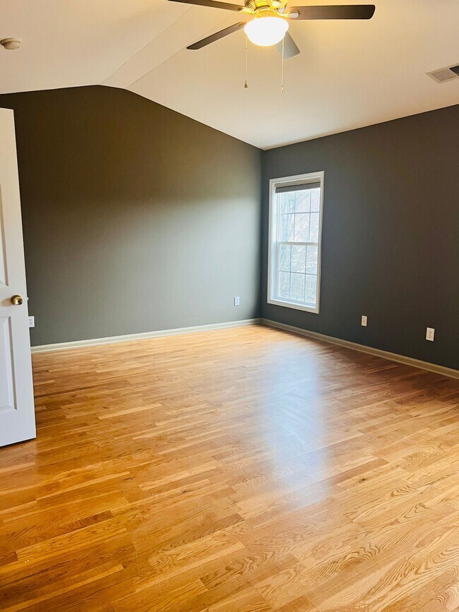 Building Photo - 105 Charing Pl