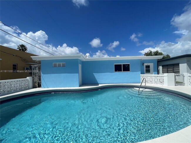 Building Photo - 2120 Biarritz Dr