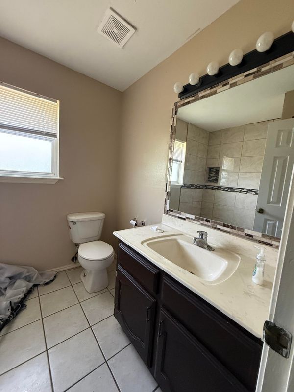 Building Photo - 1800 Oasis Dr