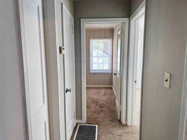 Building Photo - 1589 Pinehurst Dr SW