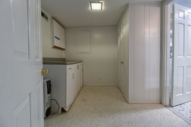 Building Photo - Discover Exceptional Townhouse Living!