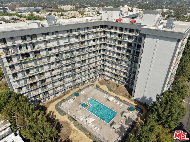 Building Photo - 100 S Doheny Dr