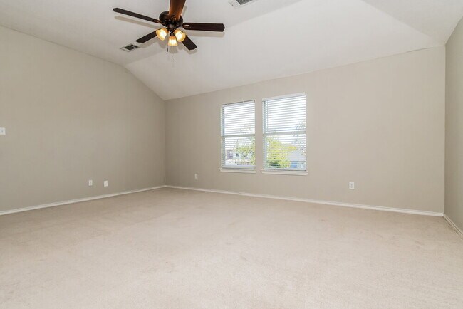 Building Photo - 1112 Hampton Dr