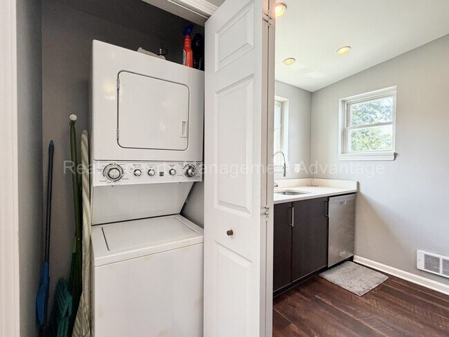 Building Photo - 340 E. Cambourne.