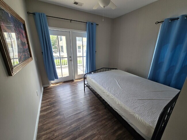Building Photo - Two Bedroom Apartment in the Heart of the Bluffton Promenade!