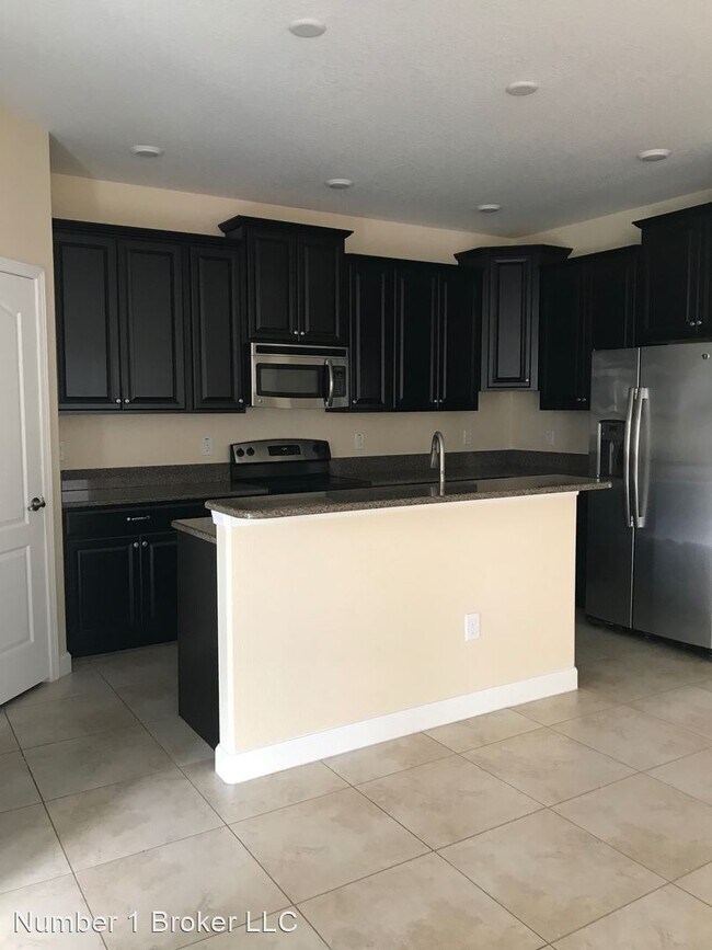 Building Photo - 5 br, 3.5 bath House - 15072 Evergreen Oak...