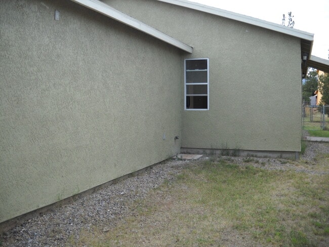 Building Photo - Palominas