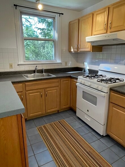 Building Photo - 871 W Walnut Ln
