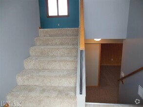 Building Photo - Beautiful 4 BR 2 bath house in Normal