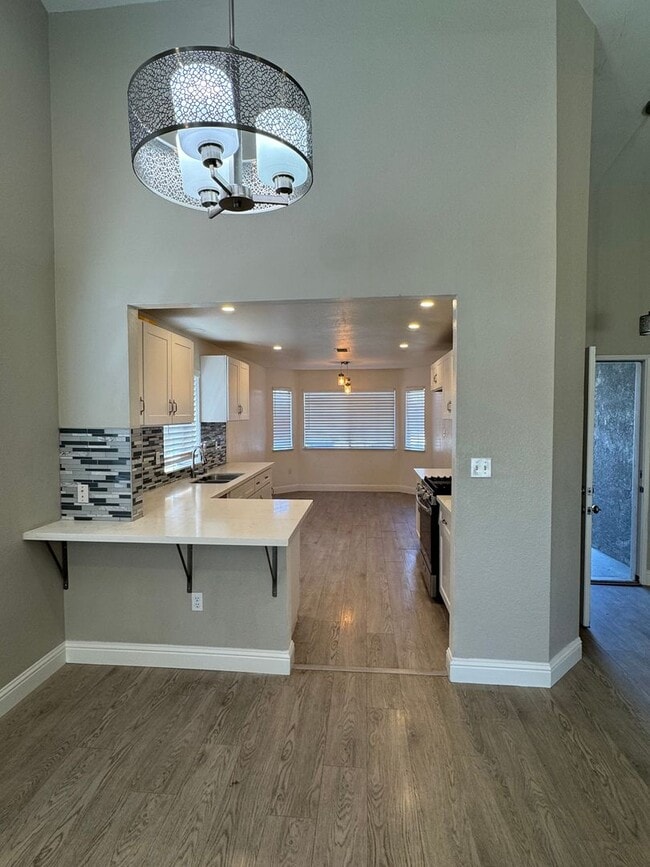 Building Photo - Remodeled Silver Creek Beauty