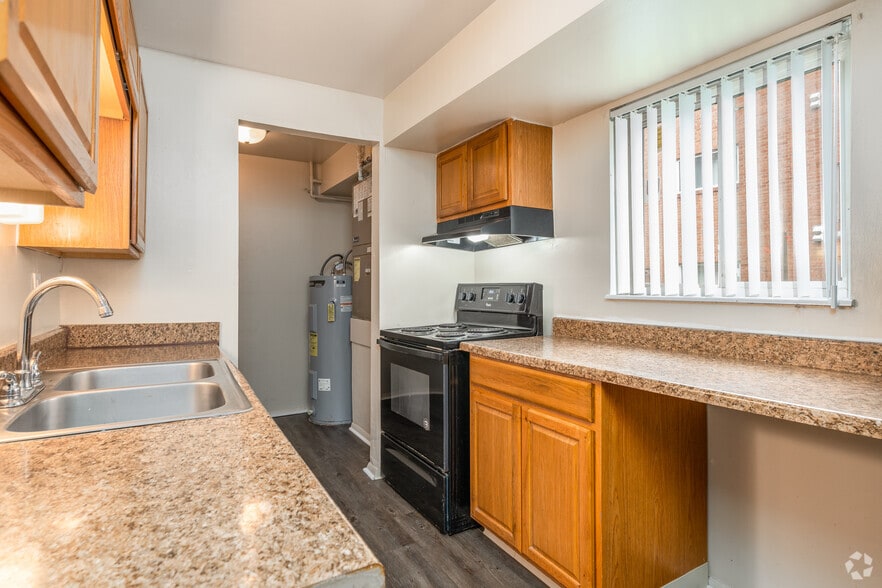 2BR, 1BA - 925SF - Kitchen - Wilmington Pointe