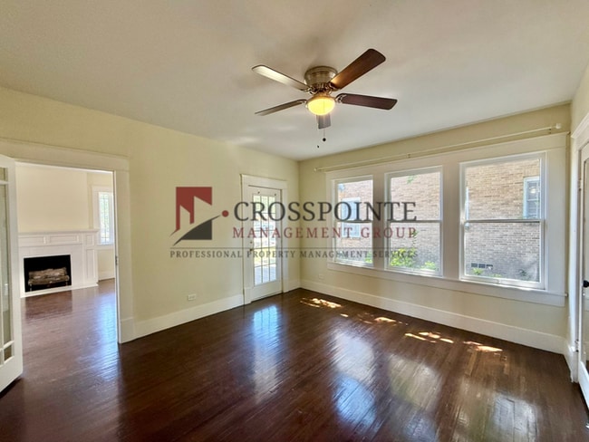 Building Photo - Tour Today! Charming 2 bedroom, 1 Bathroom!