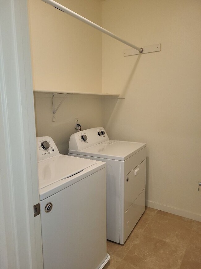 Building Photo - 1044 Big Rock Loop