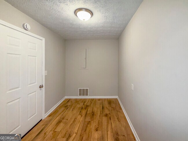 Building Photo - 2025 Old Concord Dr SE