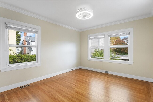 Building Photo - 1434 Paru St