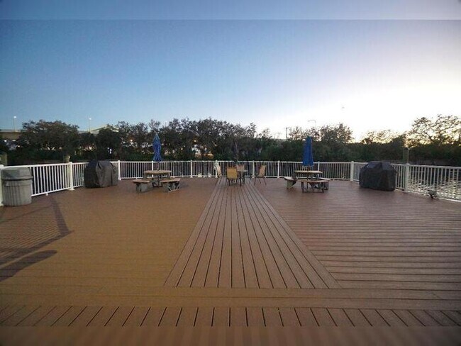 Building Photo - 2-Bed, 2.5-Bath Water-Front Condo in South Tampa