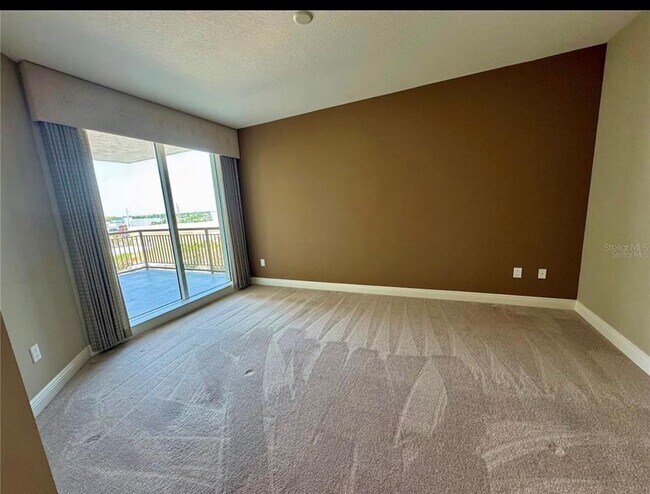 Building Photo - 800 N Tamiami Trl