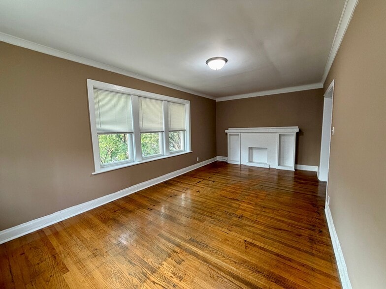 Building Photo - 2843 W Berteau Ave