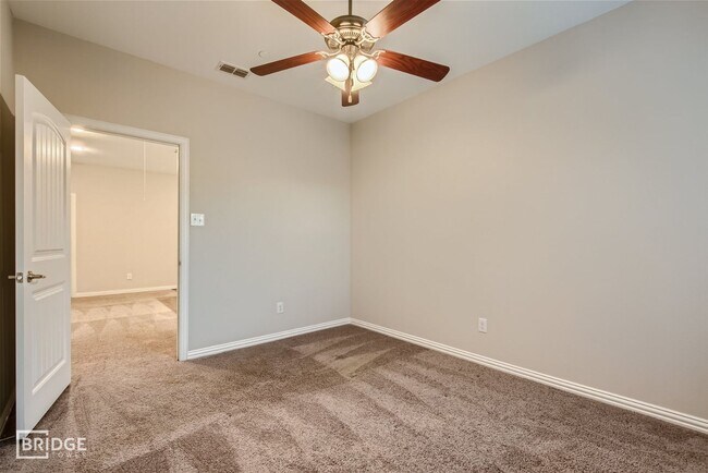 Building Photo - 1313 Lakecrest Ln