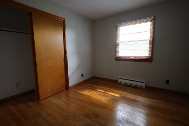 Building Photo - Three Bedroom Single Family Home in the Co...