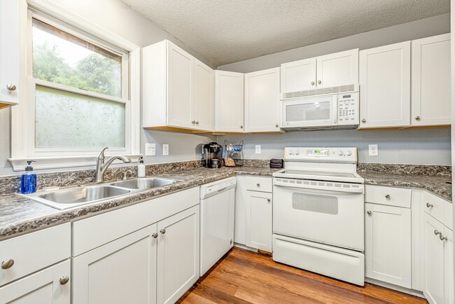 Building Photo - 1526 Fort Bragg Rd