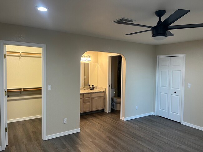 Building Photo - 3691 Tarpon Dr