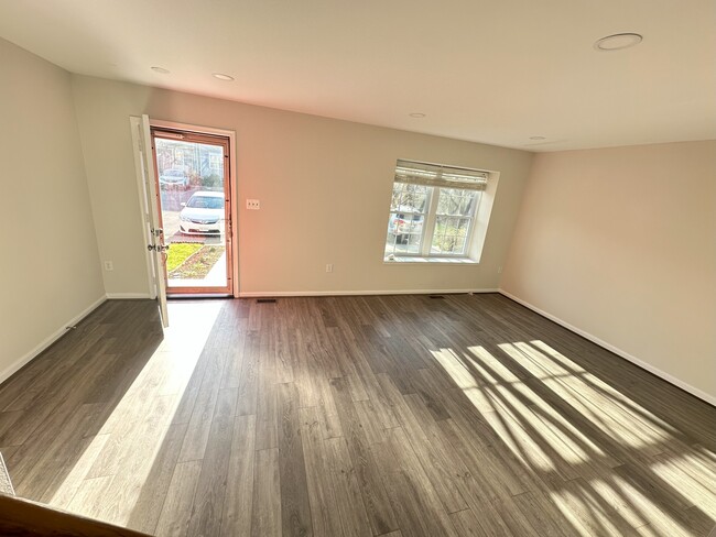 Building Photo - 8704 Ditmars Ct