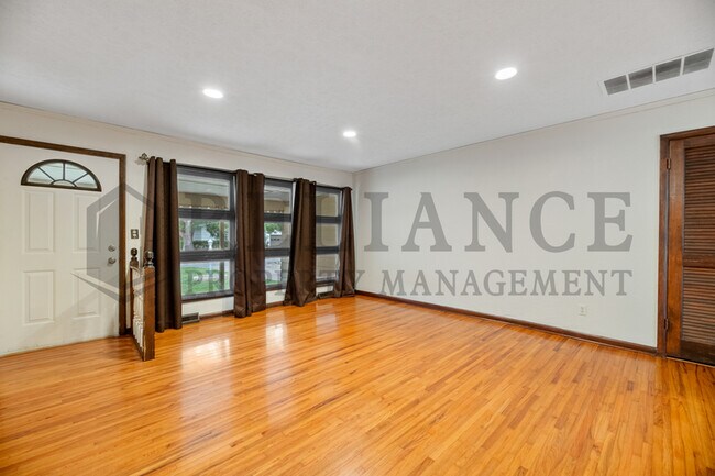 Building Photo - 614 N Brownthrush Ln
