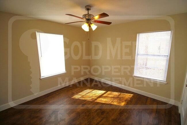 Building Photo - 905 Estelle Ave