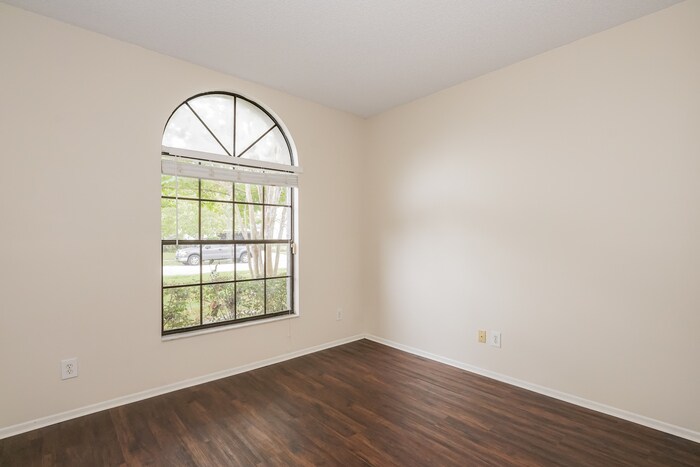 Building Photo - 830 E Charing Cross Cir