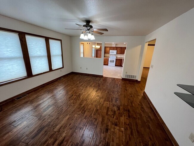 Building Photo - 409 S Broadway Ave