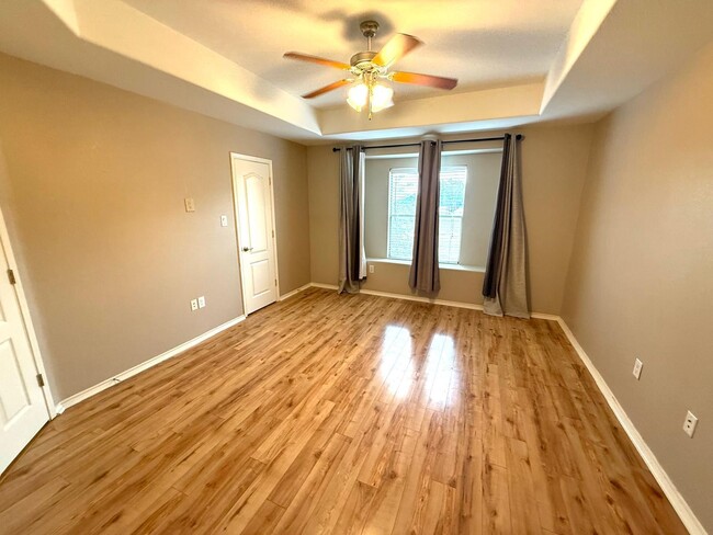 Building Photo - 9310 Albany Dr