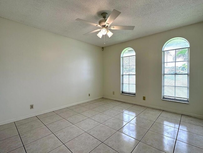 Building Photo - 1292 Essex Dr