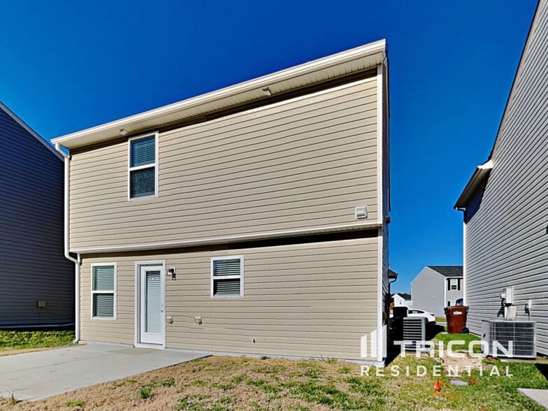 Building Photo - 661 Thistle Dr