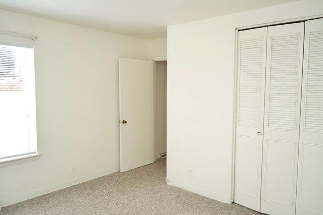 Building Photo - One Bedroom Available at Arlington Court