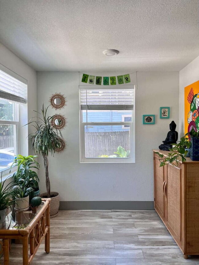 Building Photo - "Charming 2-Bed, 2-Bath Gem in the Heart of St. Petersburg – 1100 Sq. Ft. of Comfort!"