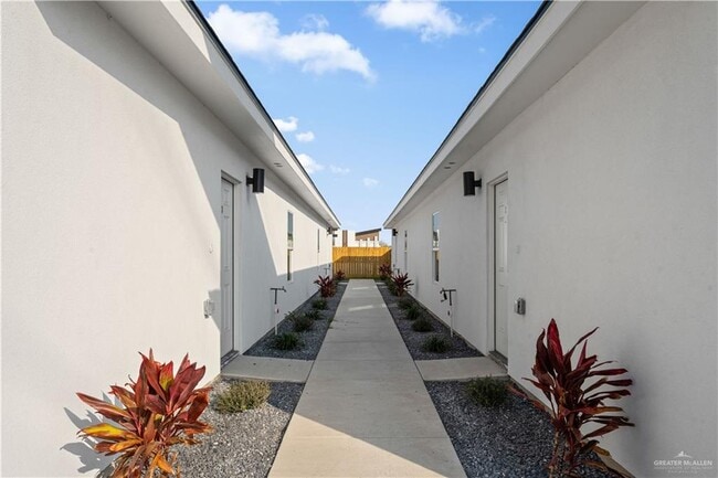 Building Photo - 18 N Onyx Ave