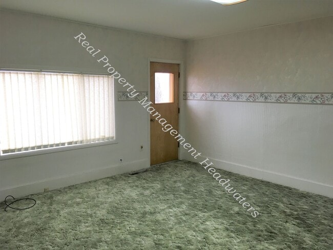 Building Photo - 4 Bedroom 2 Bath Farm House for Rent