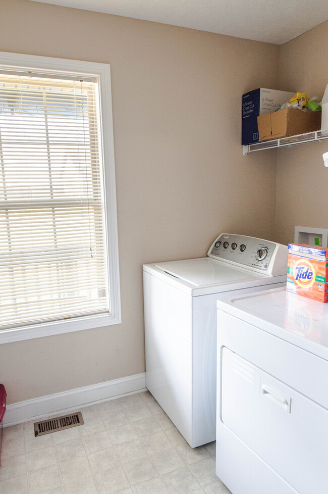 Building Photo - Pet Friendly Three Bedroom!